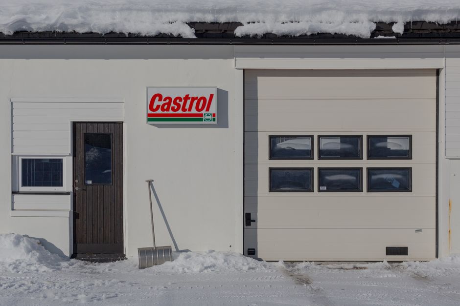 How Much to Repair Garage Door Spring: Costs, Factors, and What to Expect — Photo by Martin Vemödalen on Pexels